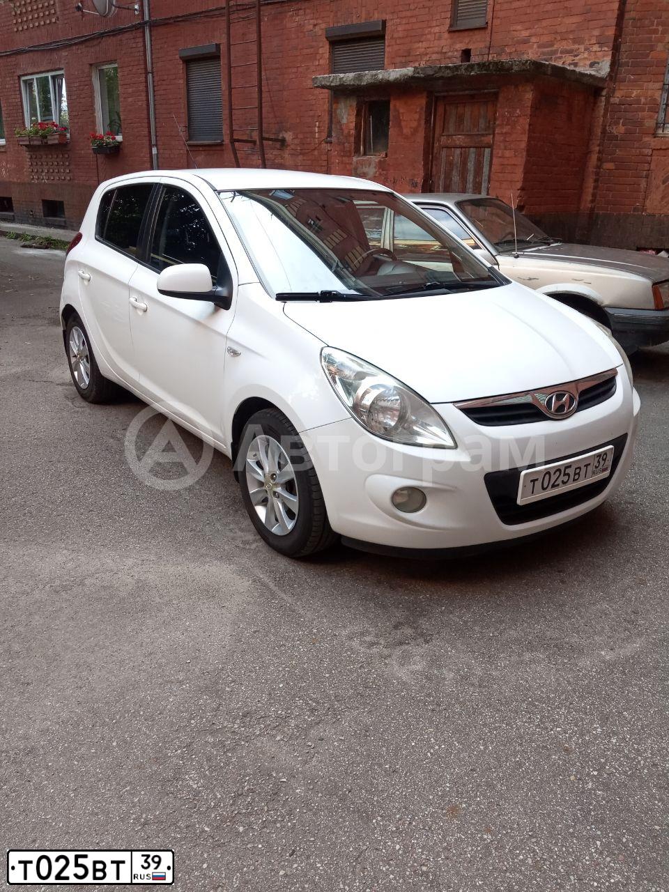 Фото автомобиля HYUNDAI I20, 2010 — госномер А020ВО178. Цвет: Белый