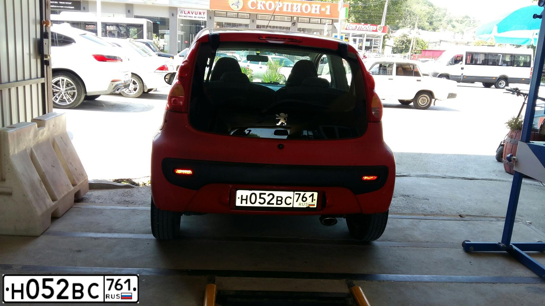 Фото автомобиля PEUGEOT 107, 2009 — госномер Н665НН07. Цвет: Красный