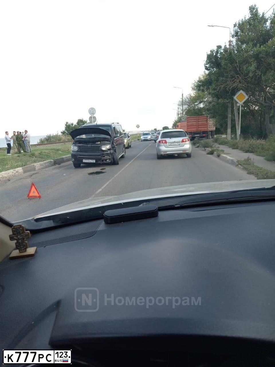 Фото автомобиля VOLKSWAGEN TRANSPORTER, 2010 — госномер К777РС123. Цвет: СИНИЙ ТЕМНЫЙ