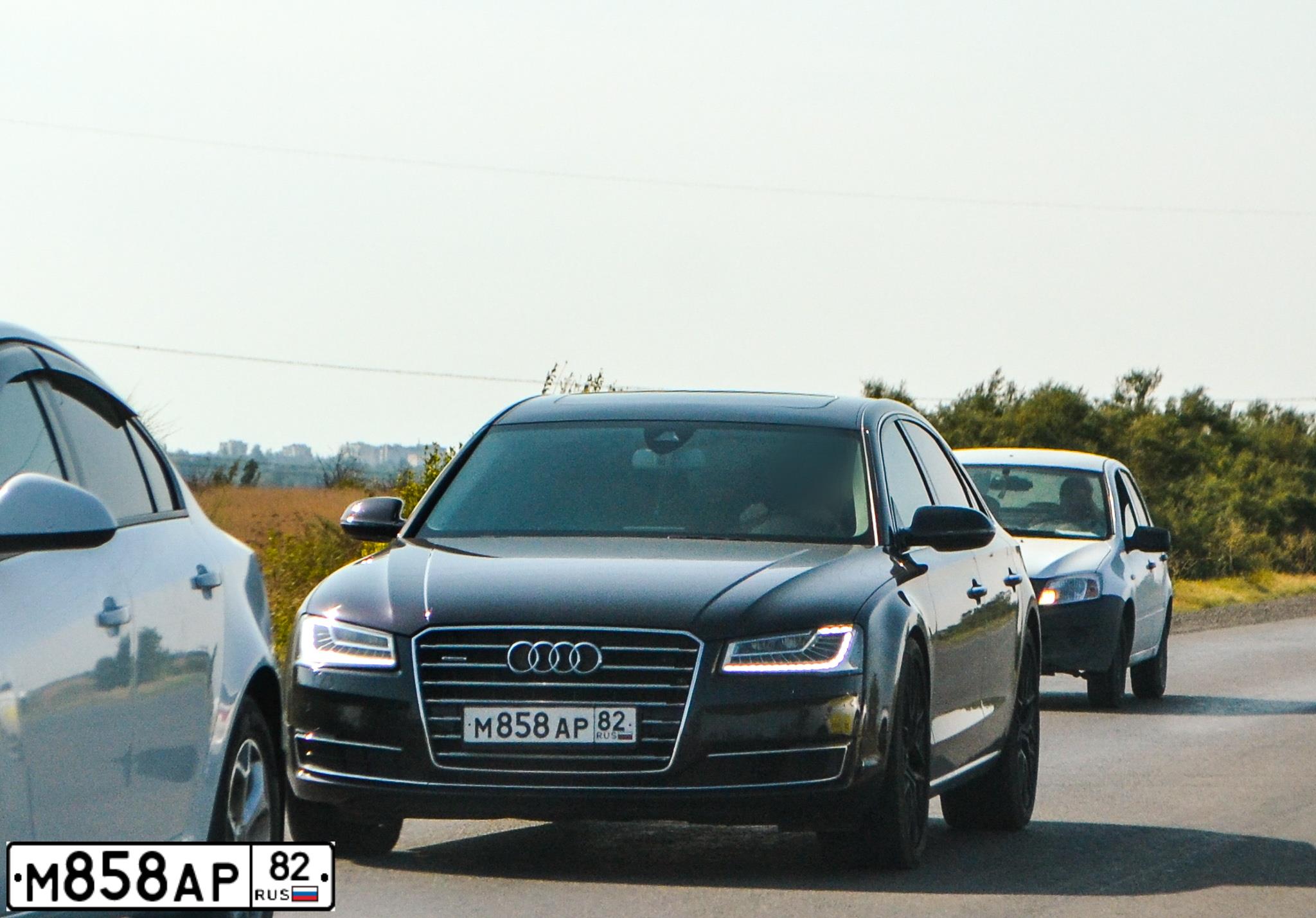 Фото автомобиля AUDI A8, 2016 — госномер Е080АТ82. Цвет: темно-серый