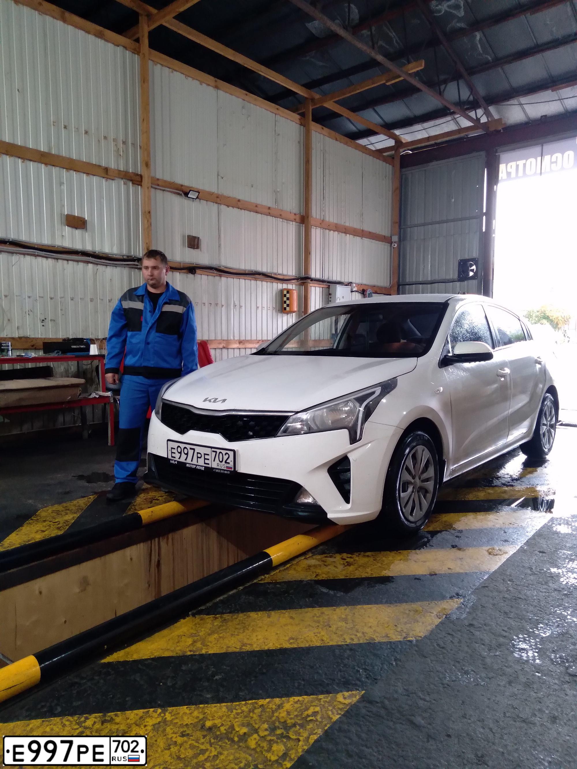 Фото автомобиля KIA RIO, 2022 — госномер С858ХН05. Цвет: Белый