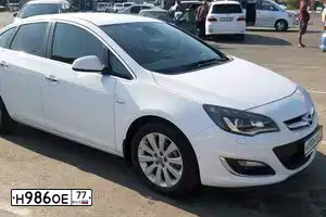 Фото автомобиля OPEL ASTRA, 2013 — госномер М492ОВ30. Цвет: Белый