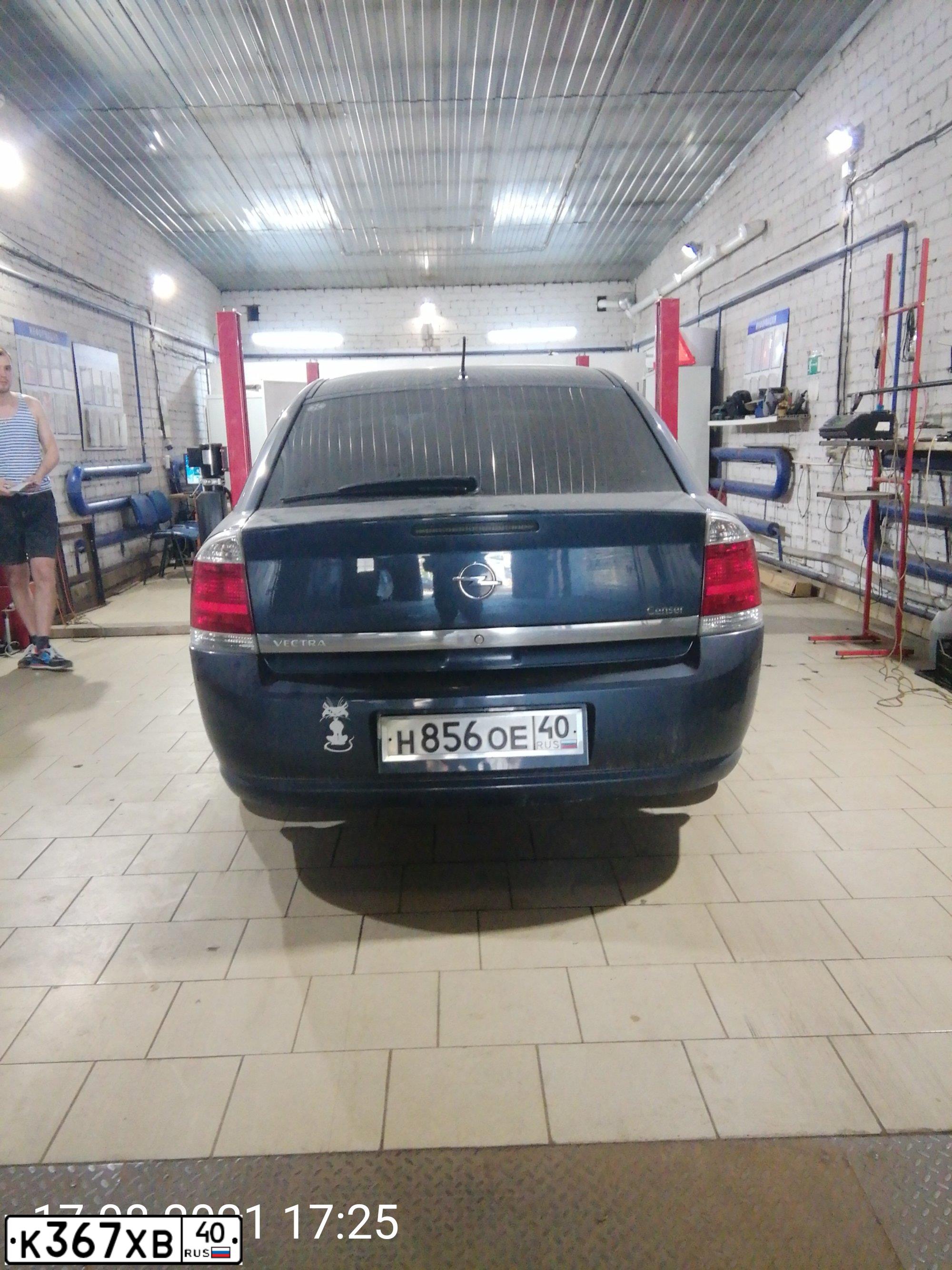 Фото автомобиля OPEL VECTRA, 2008 — госномер Н856ОЕ40. Цвет: СЕРО-СИНИЙ