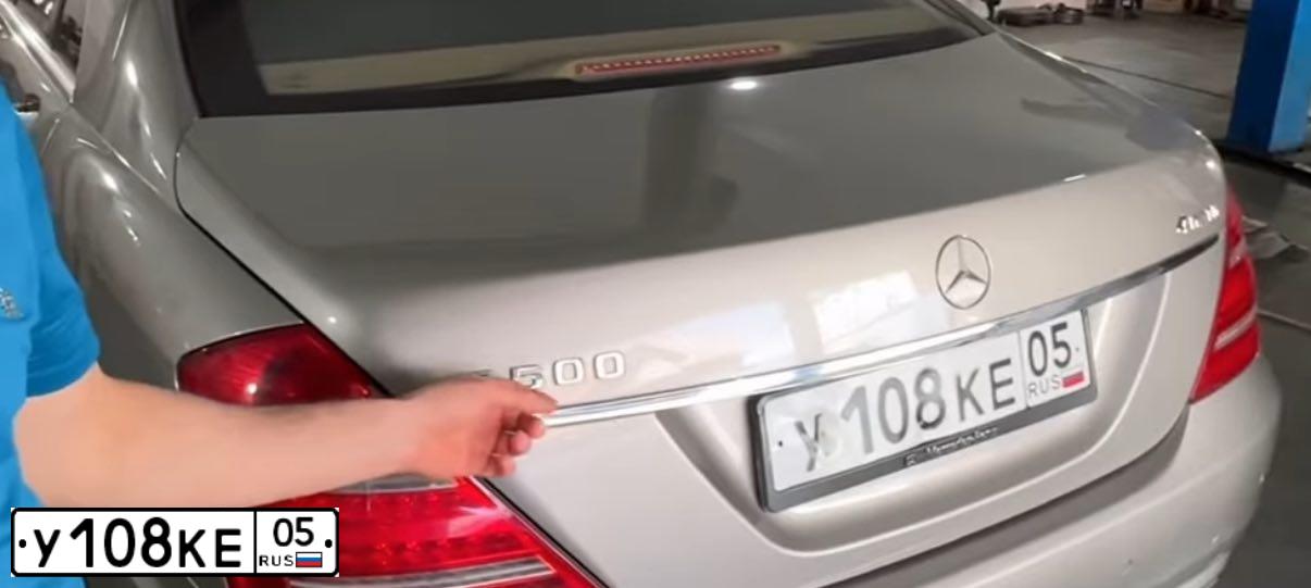 Фото автомобиля MERCEDES S-KLASSE, 2006 — госномер О027ОО98. Цвет: СЕРО-БЕЖЕВЫЙ