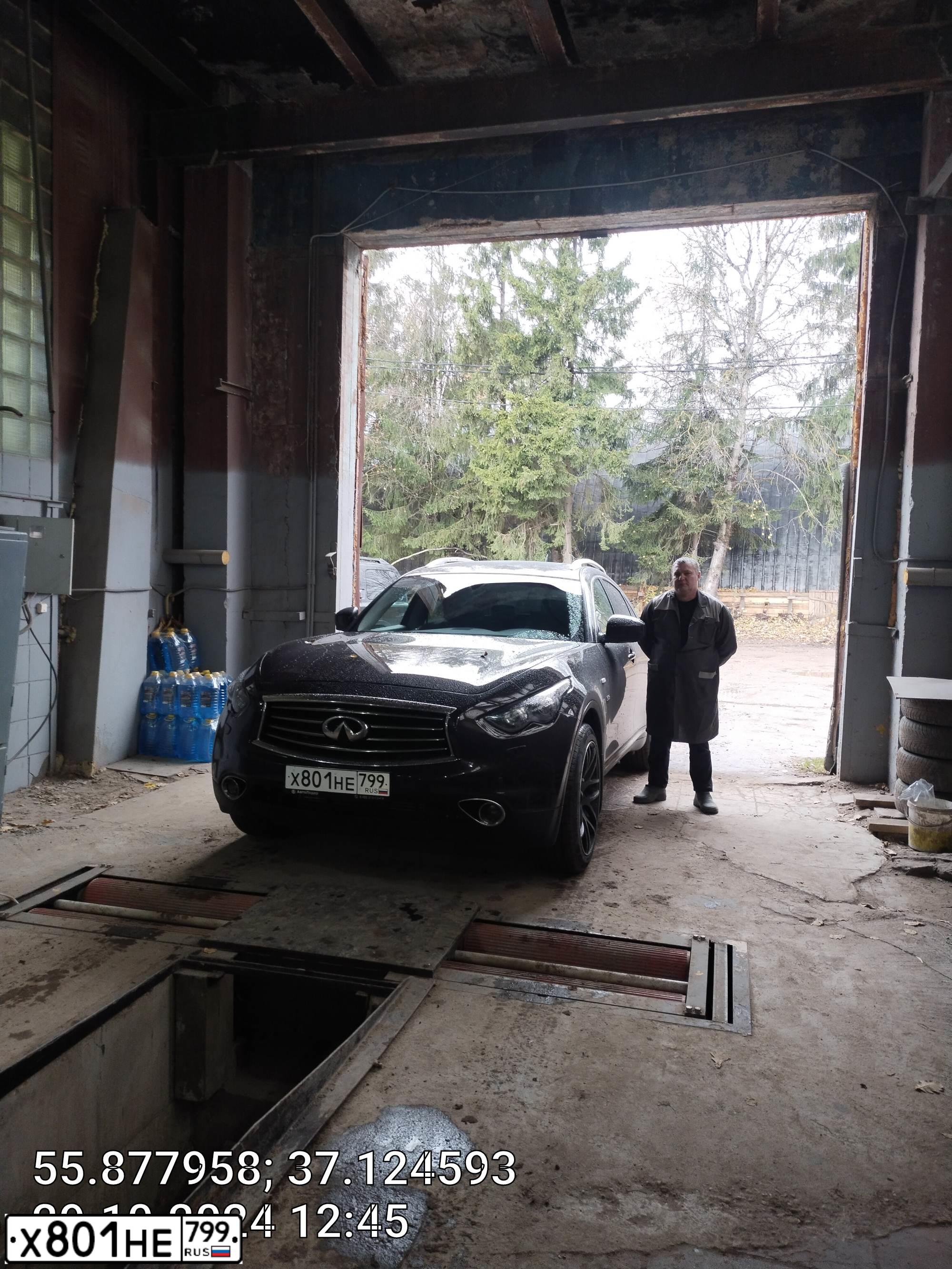 Фото автомобиля INFINITI QX70 /FX/, 2015 — госномер Х801НЕ799. Цвет: Коричневый