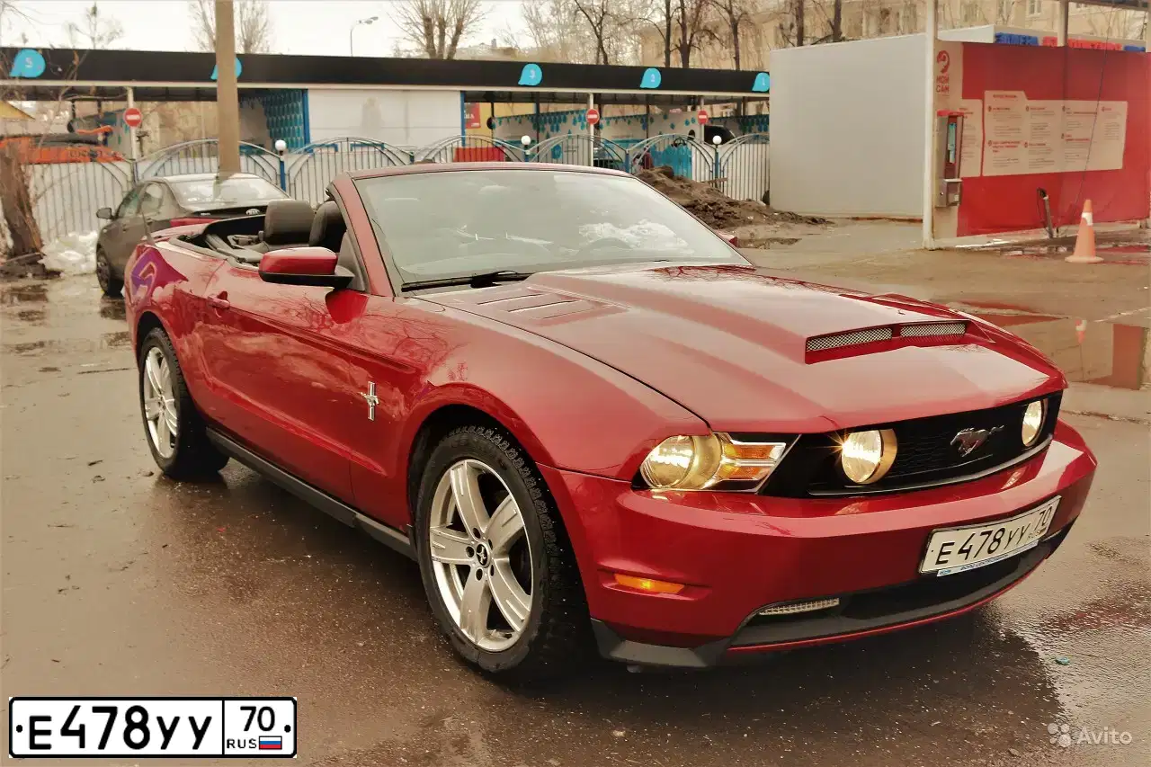 Фото автомобиля FORD MUSTANG, 2011 — госномер М165ВХ790. Цвет: БОРДОВЫЙ
