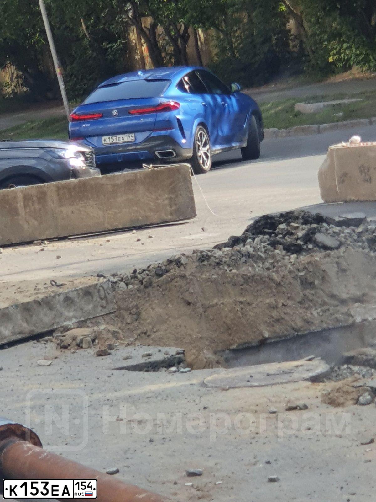 Фото автомобиля BMW X6, 2020 — госномер К153ЕА154. Цвет: синий