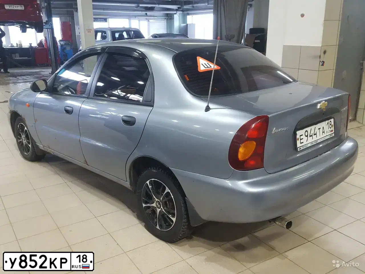 Фото автомобиля FORD FOCUS, 2002 — госномер Е852КР18. Цвет: Красный