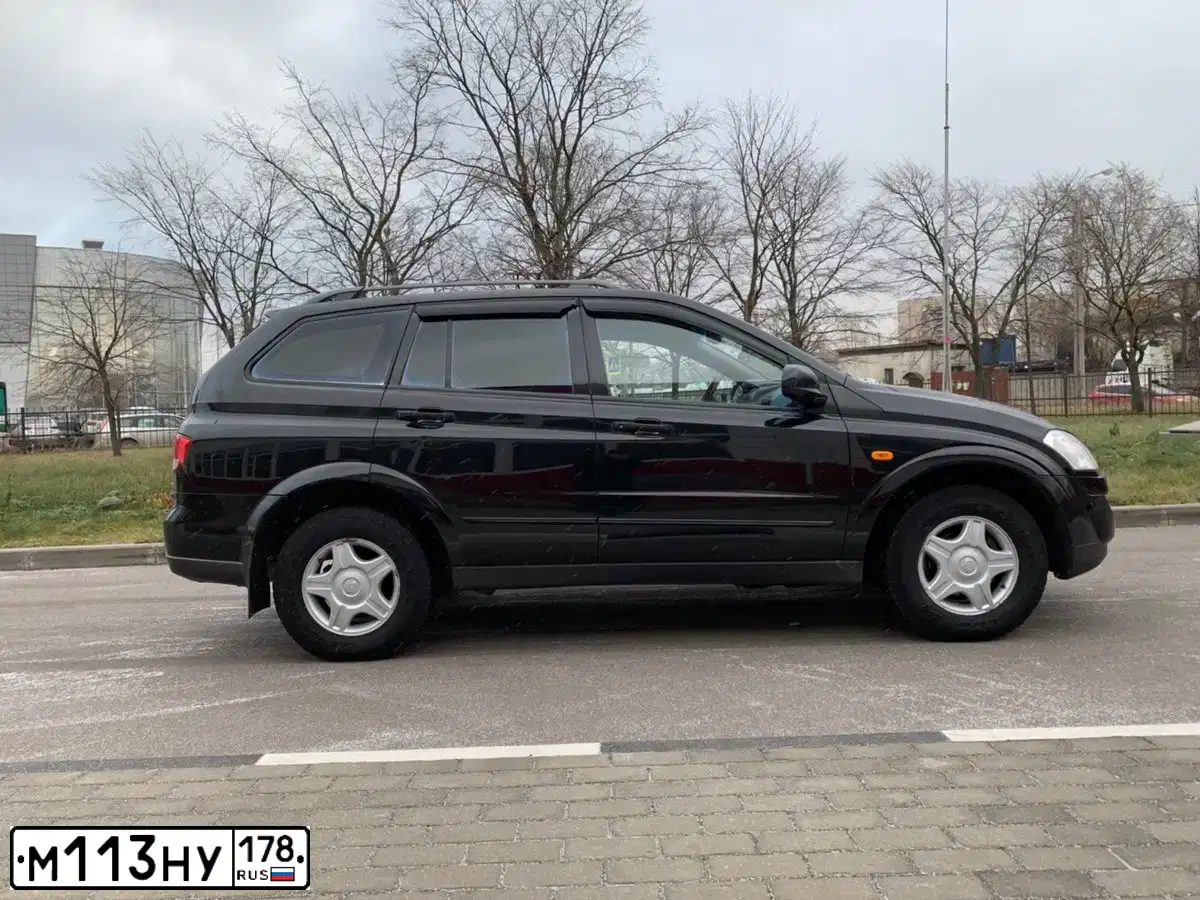 Фото автомобиля SSANGYONG KYRON, 2008 — госномер М113НУ178. Цвет: ЧЕРНЫЙ МЕТАЛЛИК