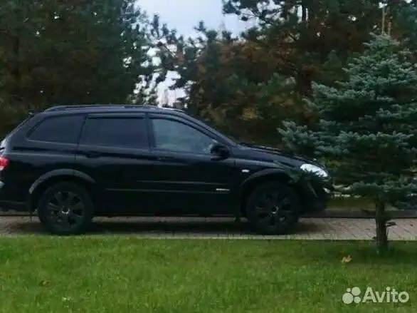 Фото автомобиля SSANGYONG KYRON, 2010 — госномер А709ТТ790. Цвет: ЧЕРНЫЙ