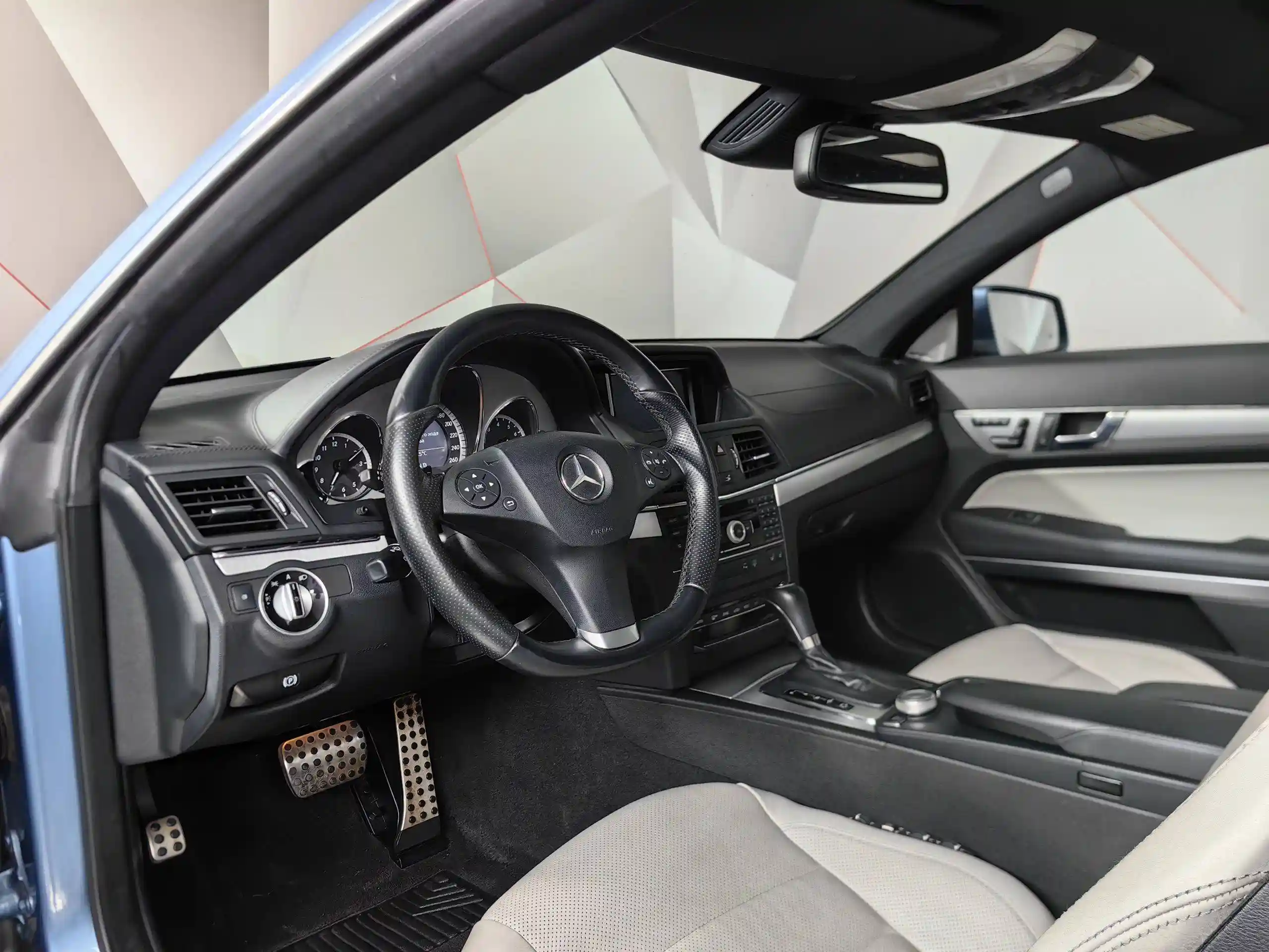 Фото автомобиля MERCEDES E-KLASSE, 2011 — госномер Х003ВВ777. Цвет: голубой