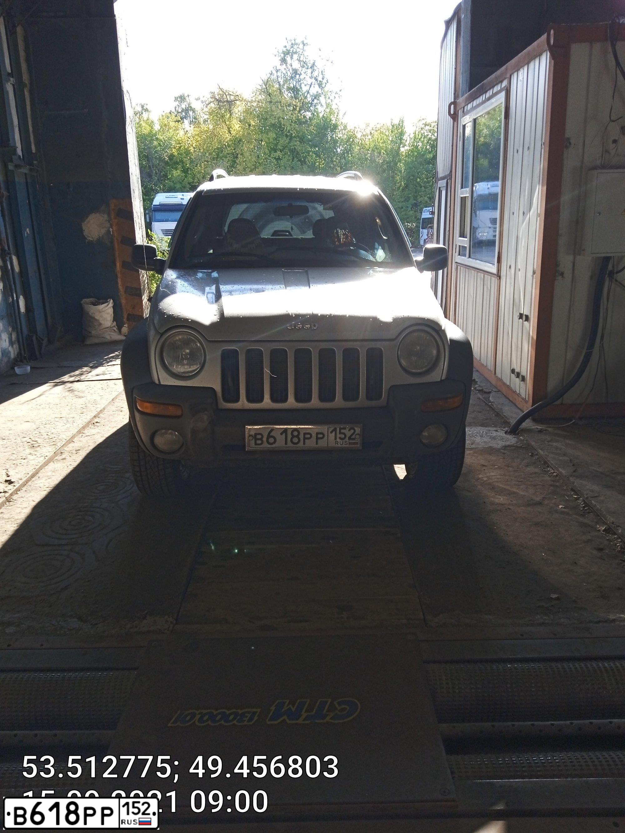 Фото автомобиля JEEP LIBERTY, 2003 — госномер В618РР152. Цвет: СВЕТЛО-СЕРЫЙ