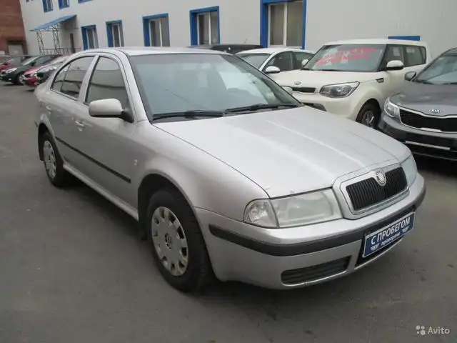 Фото автомобиля SKODA OCTAVIA, 2007 — госномер Р858ОМ47. Цвет: Серебристый
