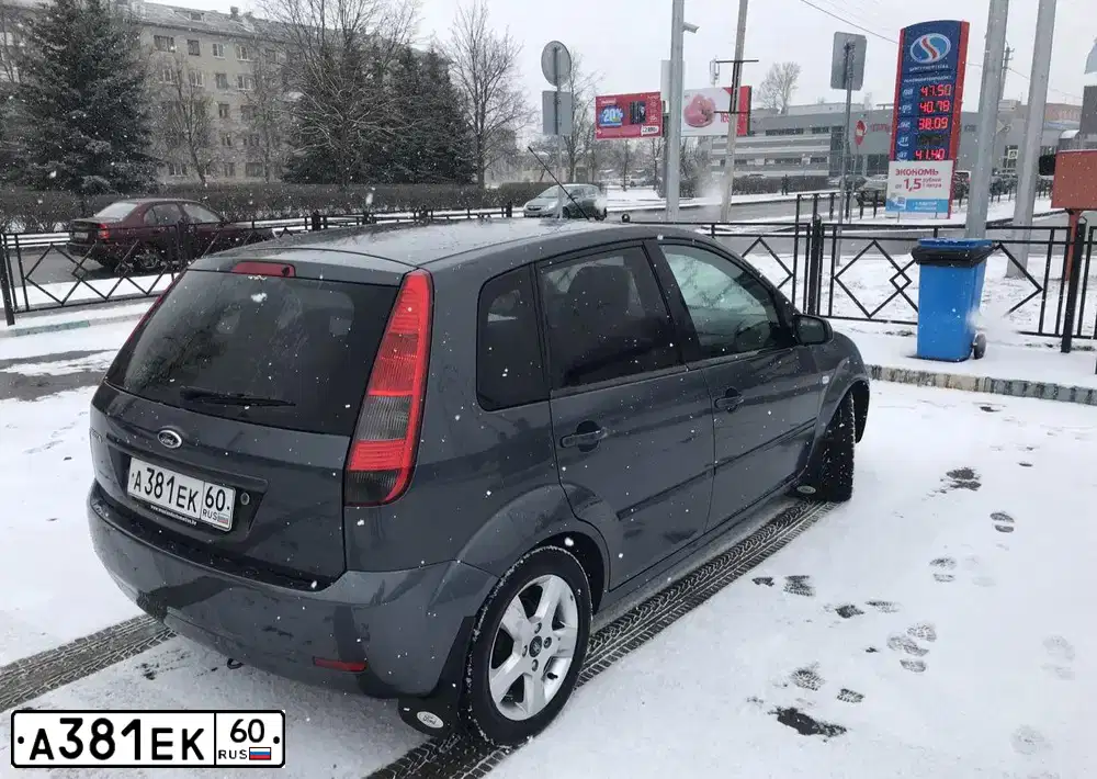 Фото автомобиля FORD FIESTA / ASPIRE, 2005 — госномер А381ЕК60. Цвет: Серый