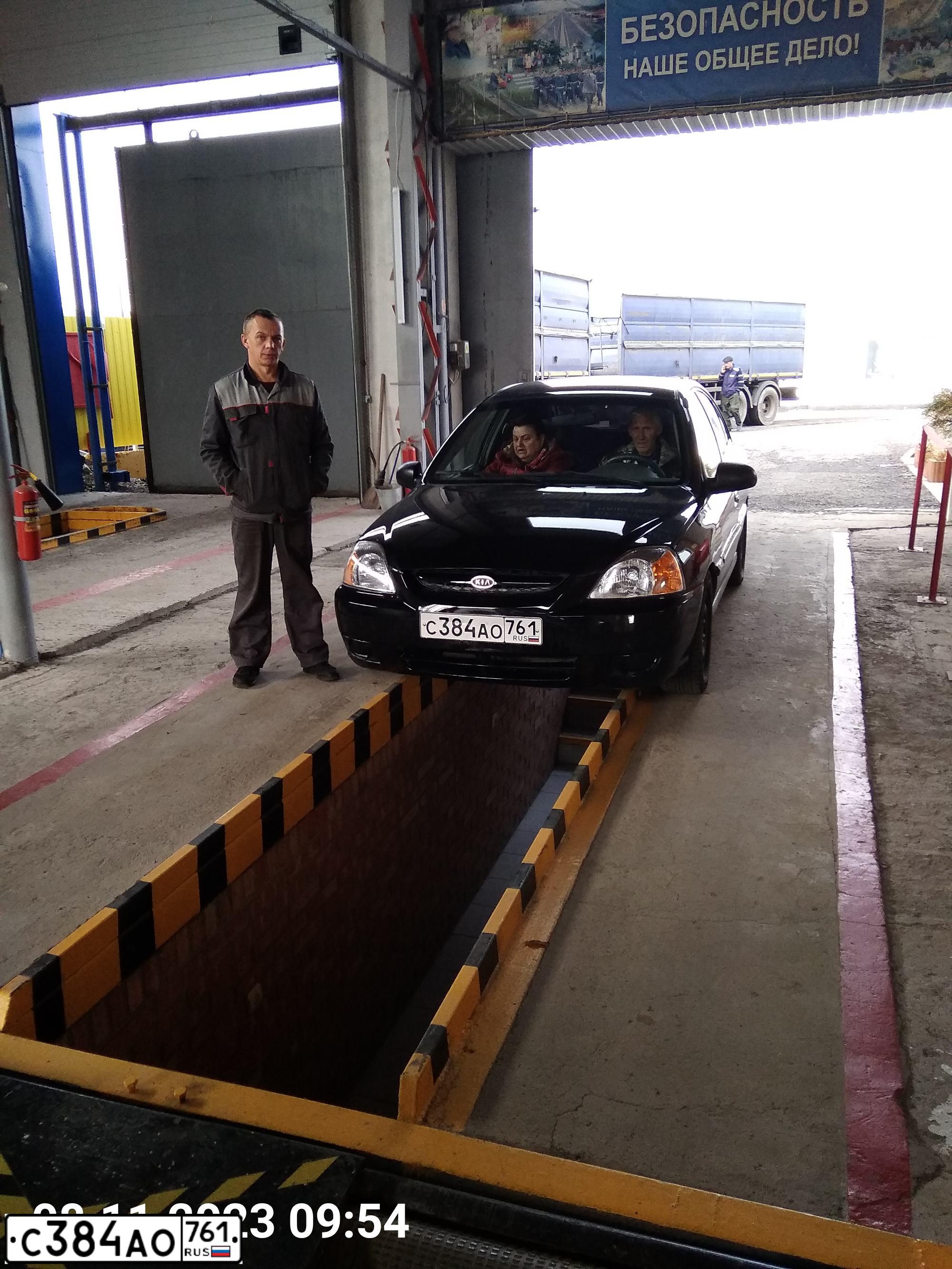 Фото автомобиля KIA RIO, 2004 — госномер В818ВВ161. Цвет: ЧЕРНЫЙ