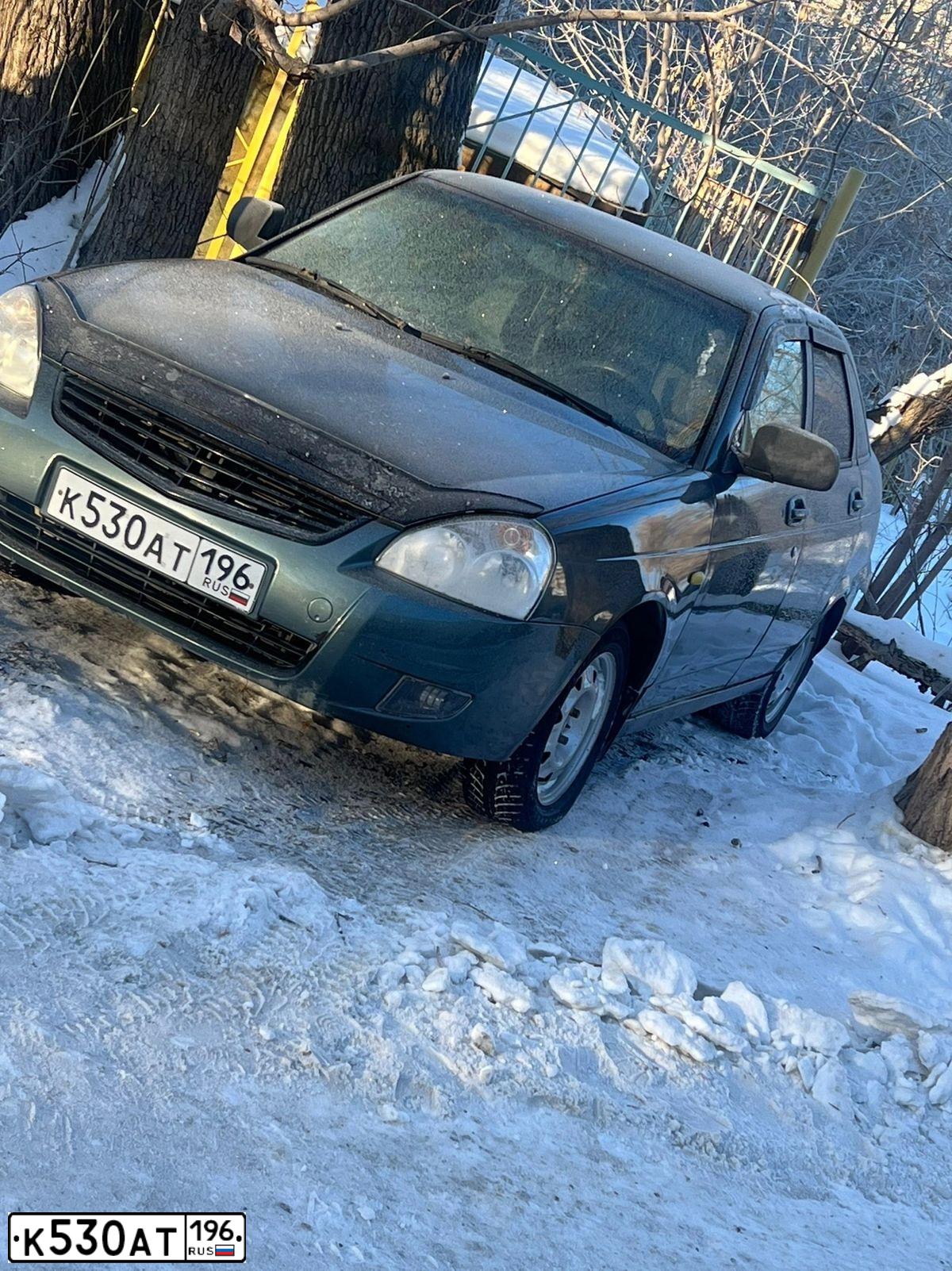 Фото автомобиля LADA 2172 PRIORA, 2010 — госномер К530АТ196. Цвет: ТЕМНО-ЗЕЛЕНЫЙ