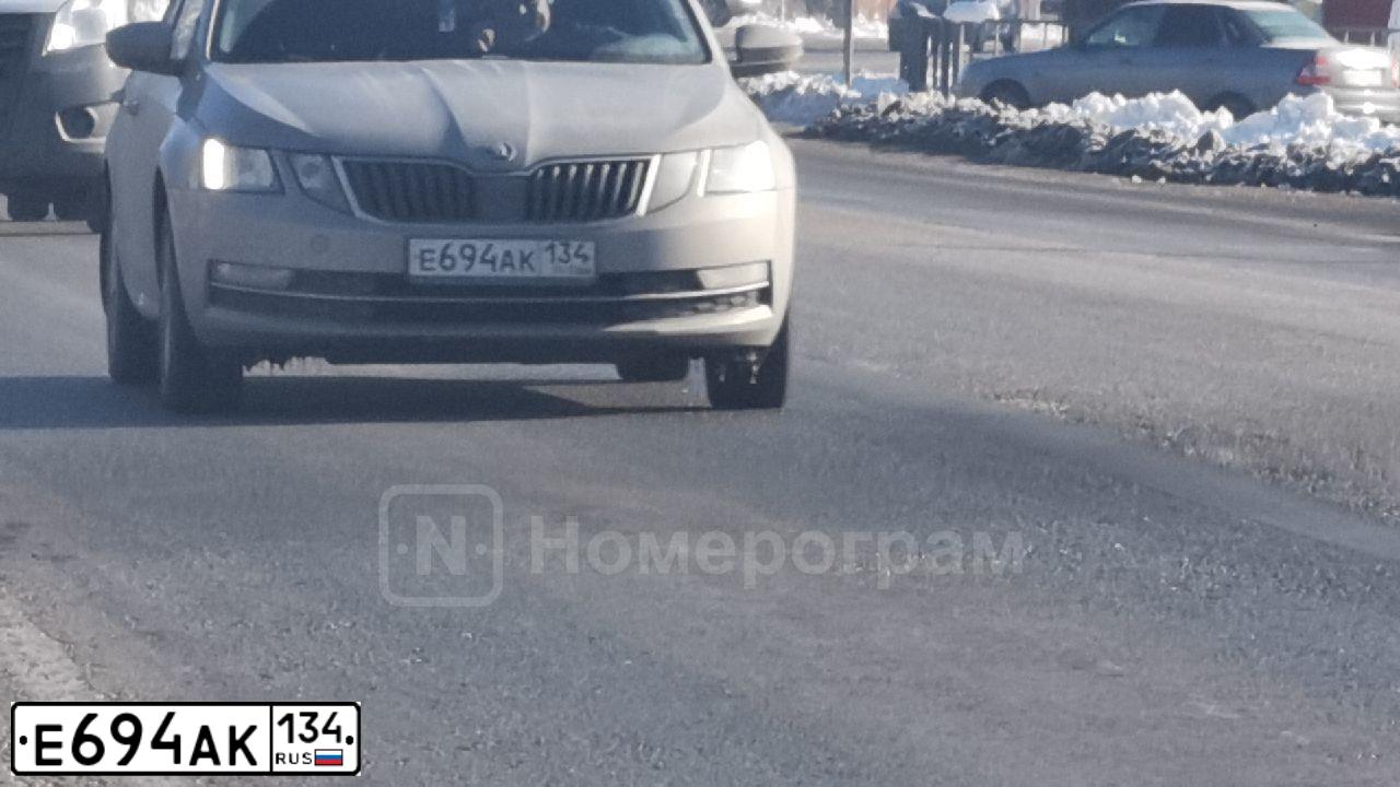 Фото автомобиля SKODA OCTAVIA, 2017 — госномер Е694АК134. Цвет: БЕЖЕВЫЙ