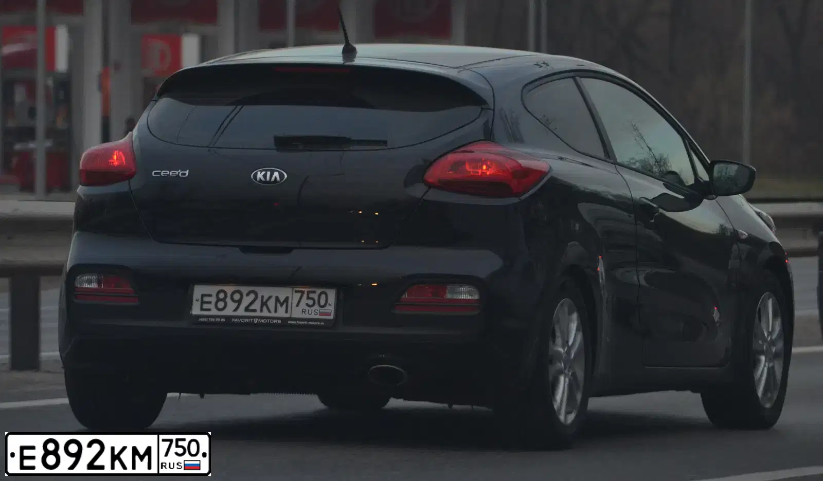 Фото автомобиля KIA CEE'D, 2014 — госномер Е892КМ750. Цвет: ЧЕРНЫЙ