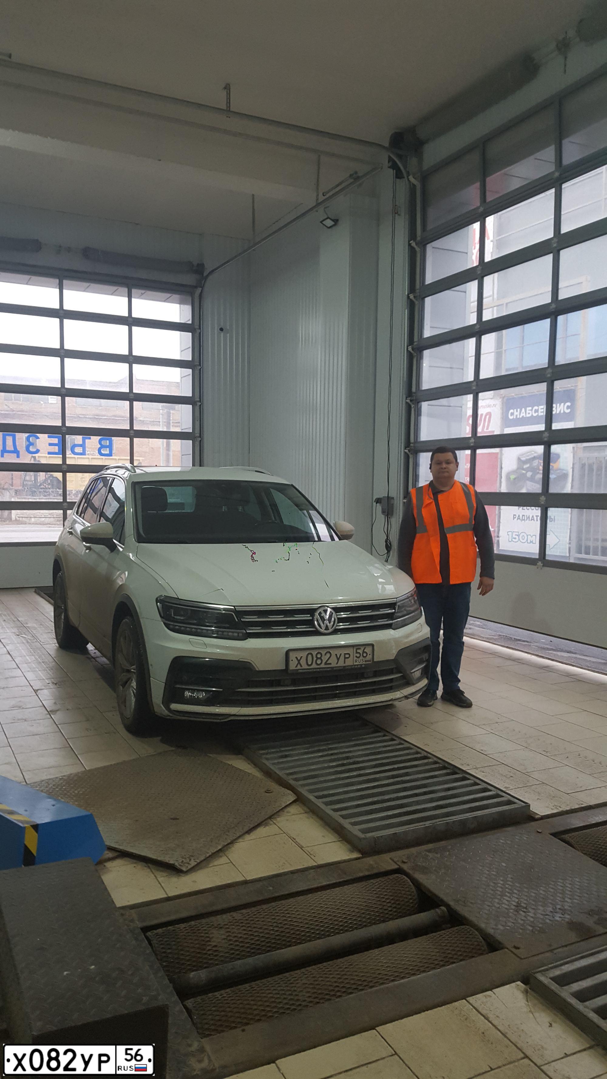 Фото автомобиля VOLKSWAGEN TIGUAN, 2019 — госномер Х082УР56. Цвет: БЕЛЫЙ