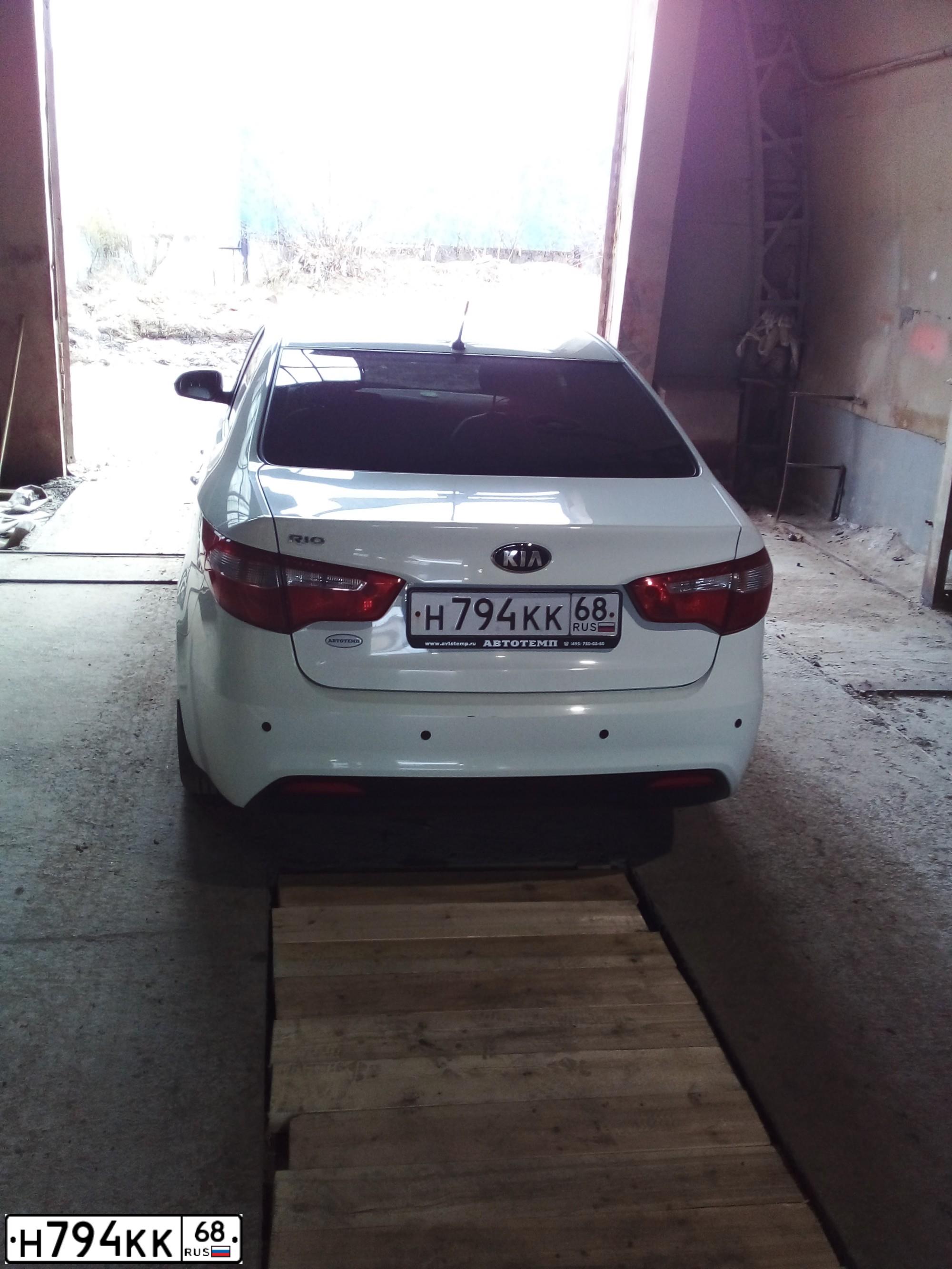 Фото автомобиля KIA RIO, 2013 — госномер Е573ВН790. Цвет: Белый