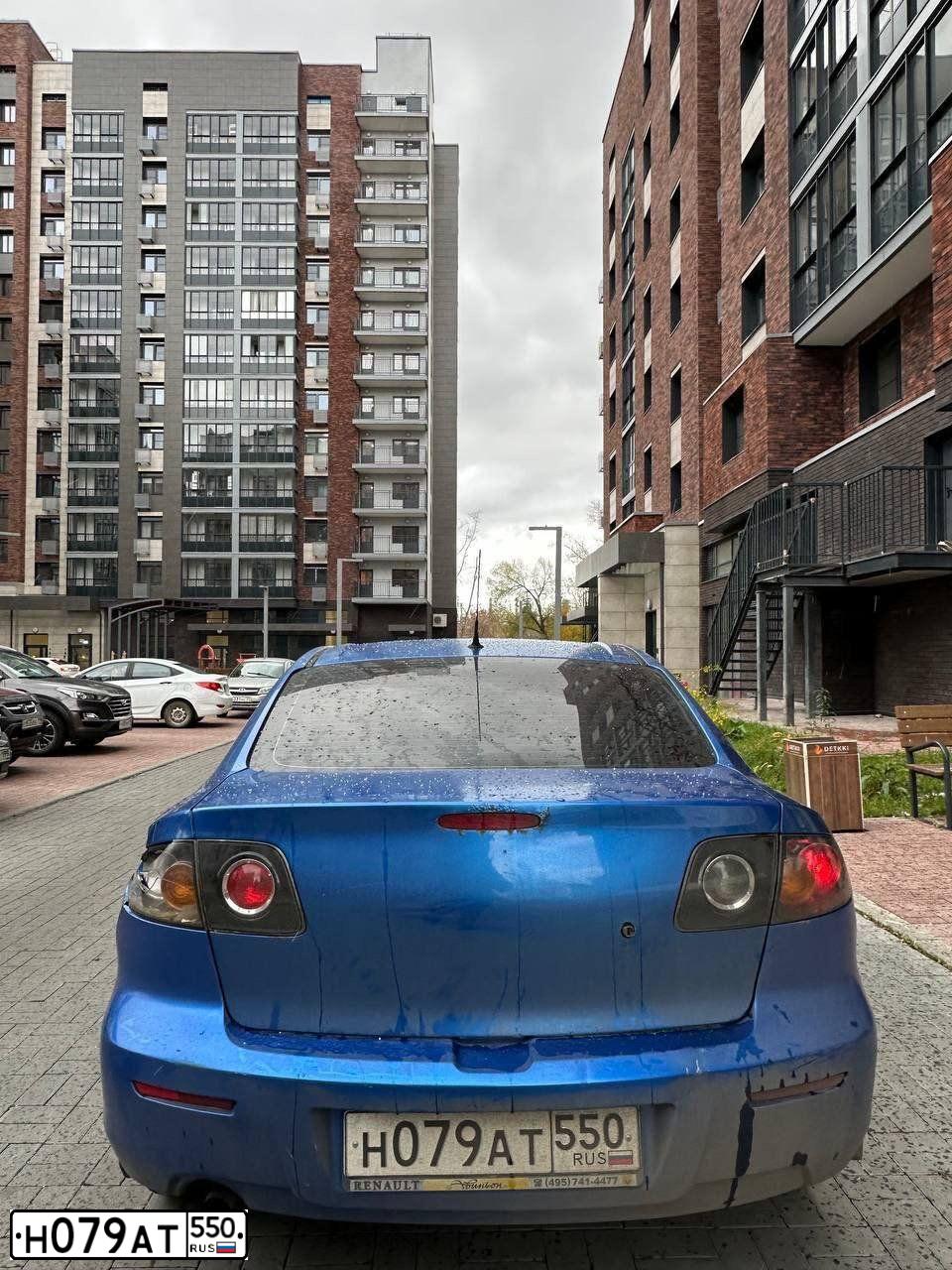 Фото автомобиля MAZDA 3, 2005 — госномер Н079АТ550. Цвет: синий