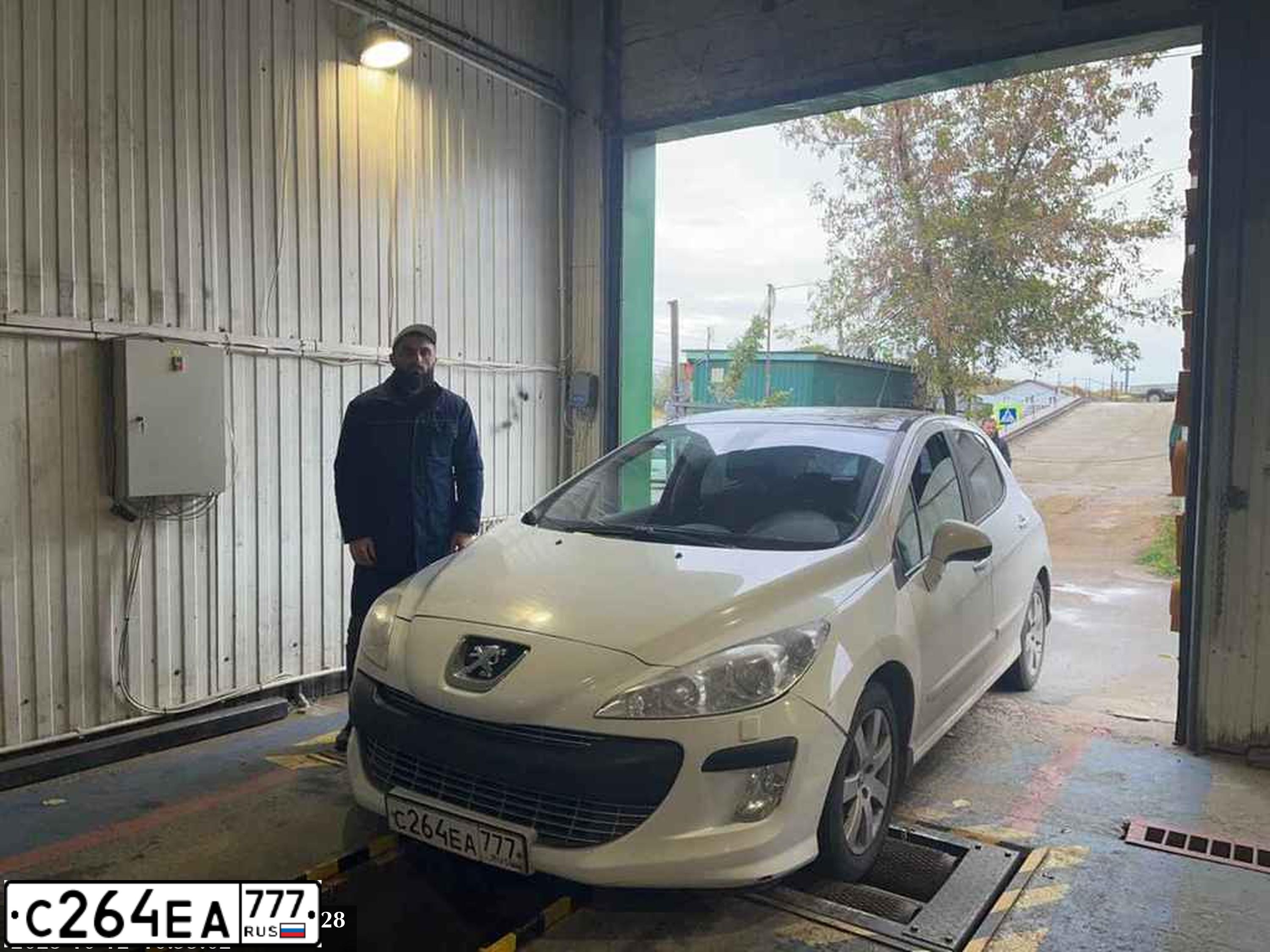 Фото автомобиля PEUGEOT 308, 2010 — госномер Р013ЕХ180. Цвет: Белый