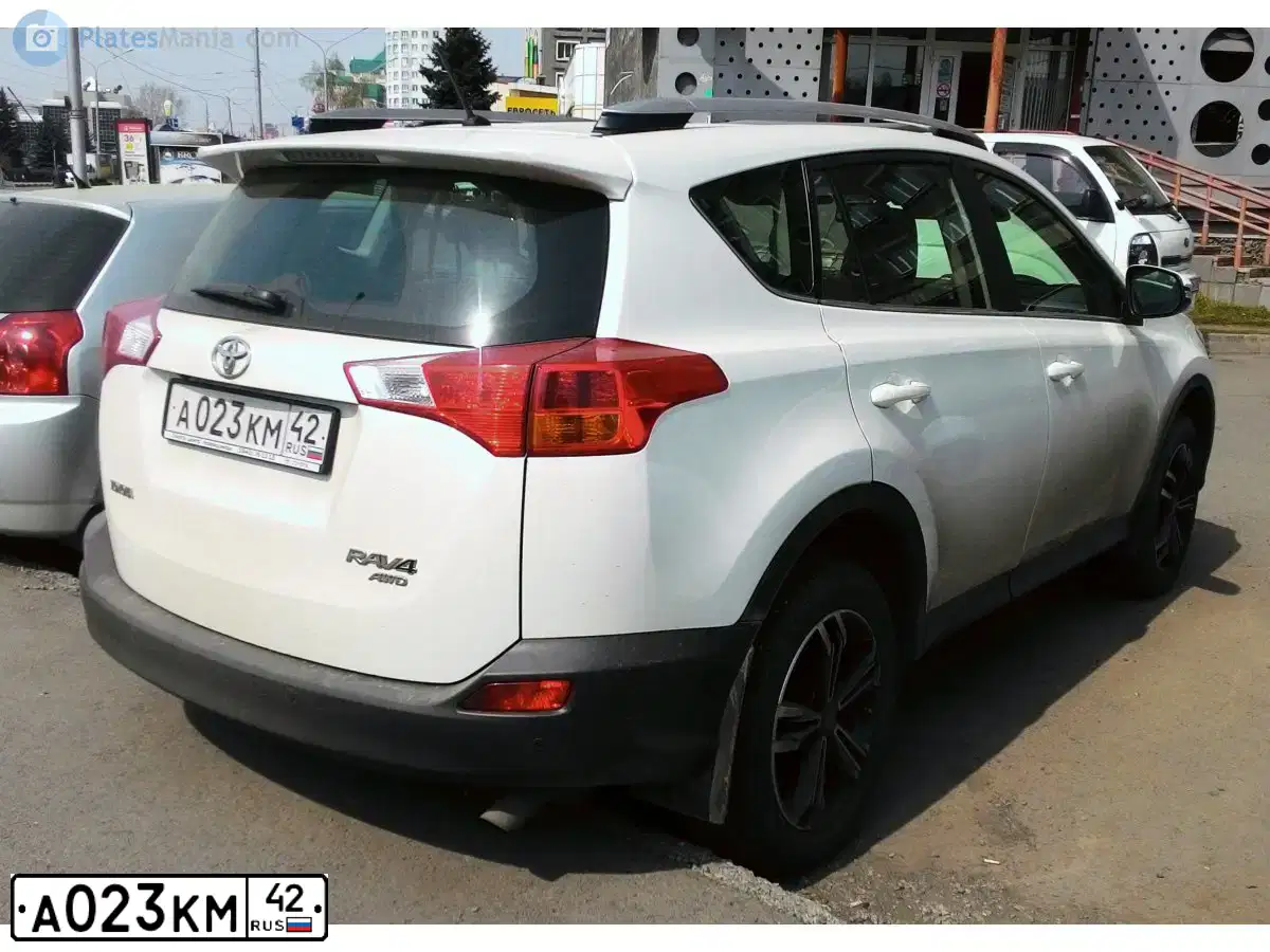 Фото автомобиля TOYOTA RAV4, 2015 — госномер А023КМ42. Цвет: БЕЛЫЙ