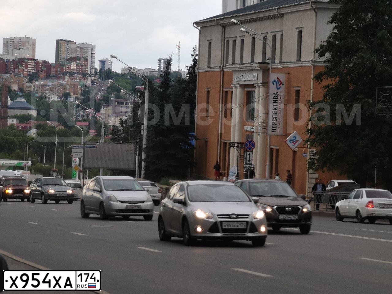 Фото автомобиля FORD FOCUS, 2013 — госномер В558УВ702. Цвет: Серебристый