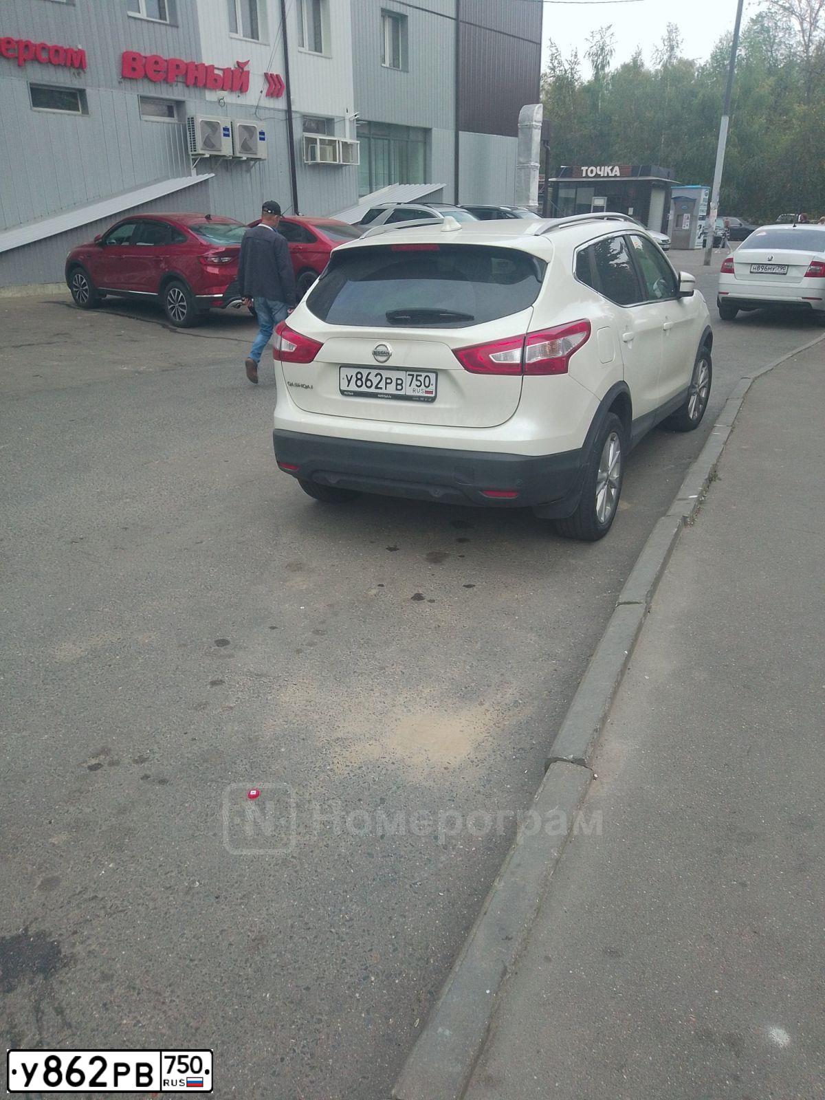 Фото автомобиля NISSAN QASHQAI, 2017 — госномер У862РВ750. Цвет: БЕЛЫЙ