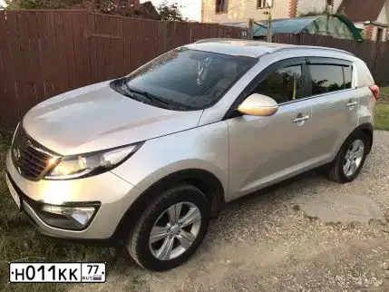 Фото автомобиля KIA SPORTAGE, 2013 — госномер Н011КК77. Цвет: ПЕРЛАМ-СЕРЕБРИСТЫЙ