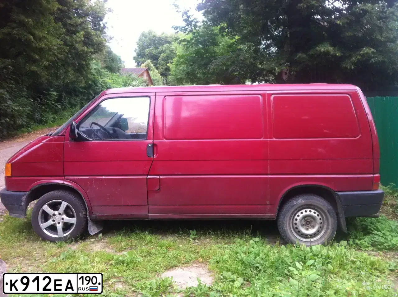 Фото автомобиля VOLKSWAGEN TRANSPORTER, 1990 — госномер Р439КР193. Цвет: Красный
