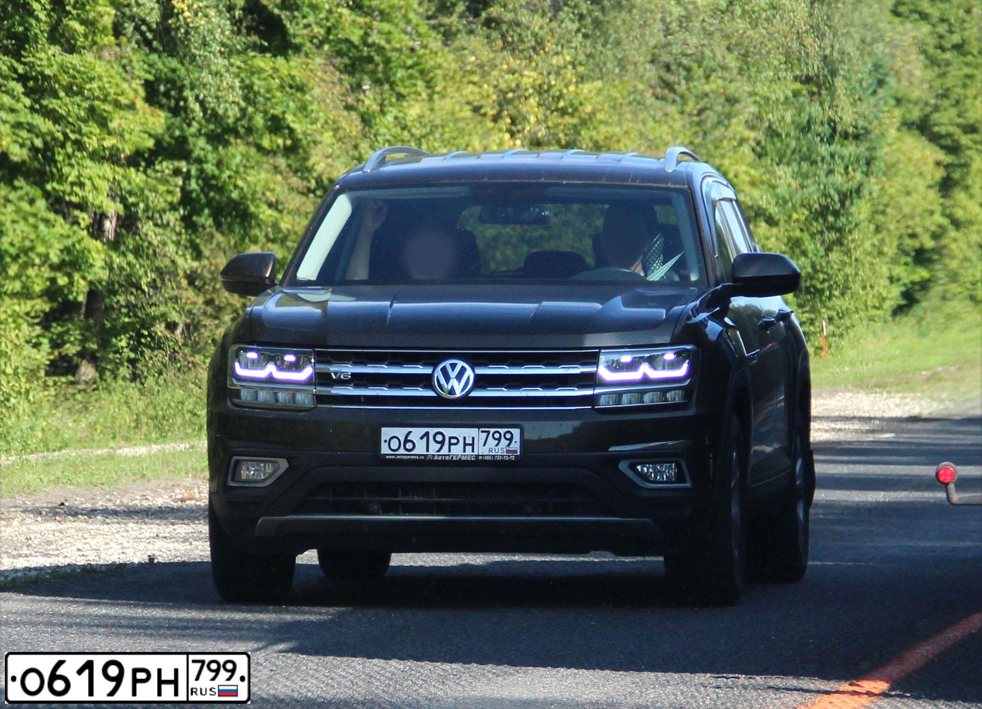 Фото автомобиля VOLKSWAGEN TERAMONT, 2019 — госномер О619РН799. Цвет: Коричневый