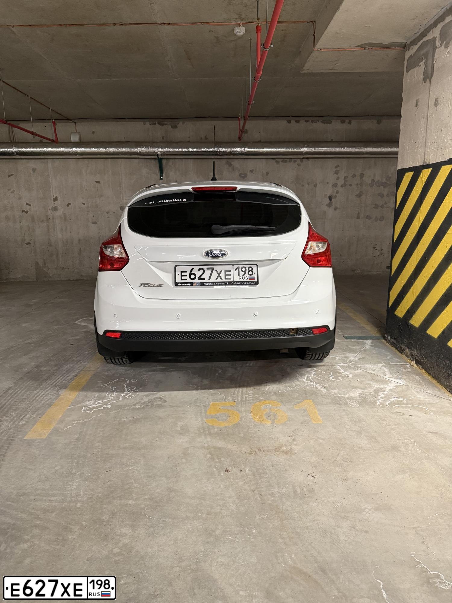 Фото автомобиля FORD FOCUS, 2012 — госномер Е627ХЕ198. Цвет: Белый