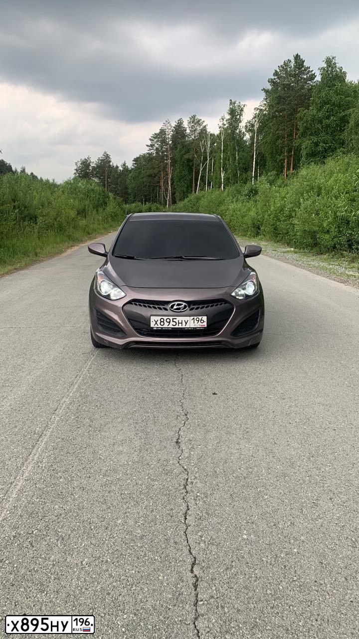 Фото автомобиля HYUNDAI I30, 2013 — госномер Т481ХА774. Цвет: Коричневый