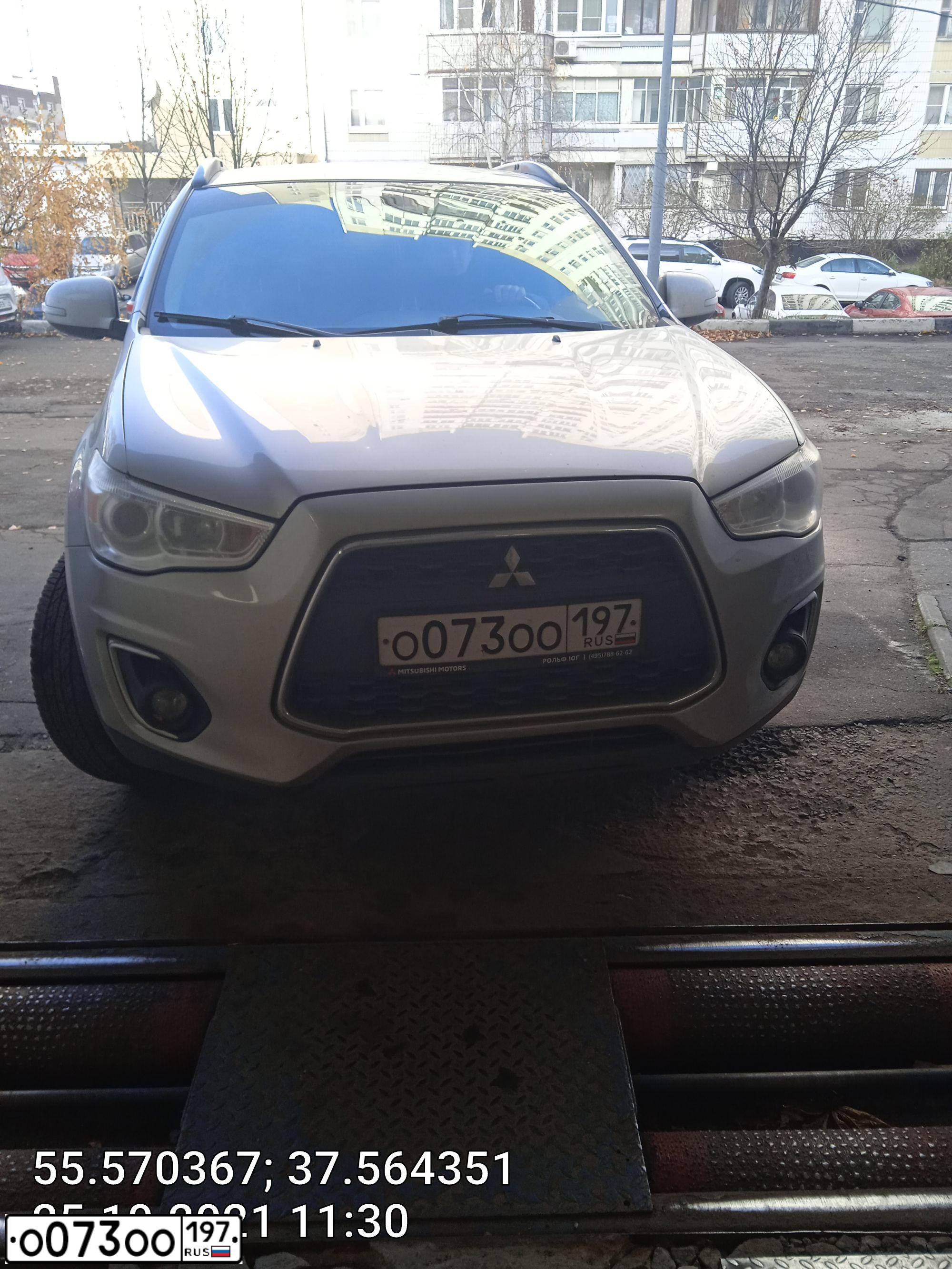 Фото автомобиля TOYOTA COROLLA, 2012 — госномер Р713РР77. Цвет: БЕЛЫЙ