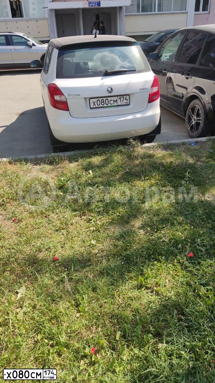 Фото автомобиля SKODA FABIA, 2014 — госномер Х080СМ174. Цвет: БЕЛЫЙ