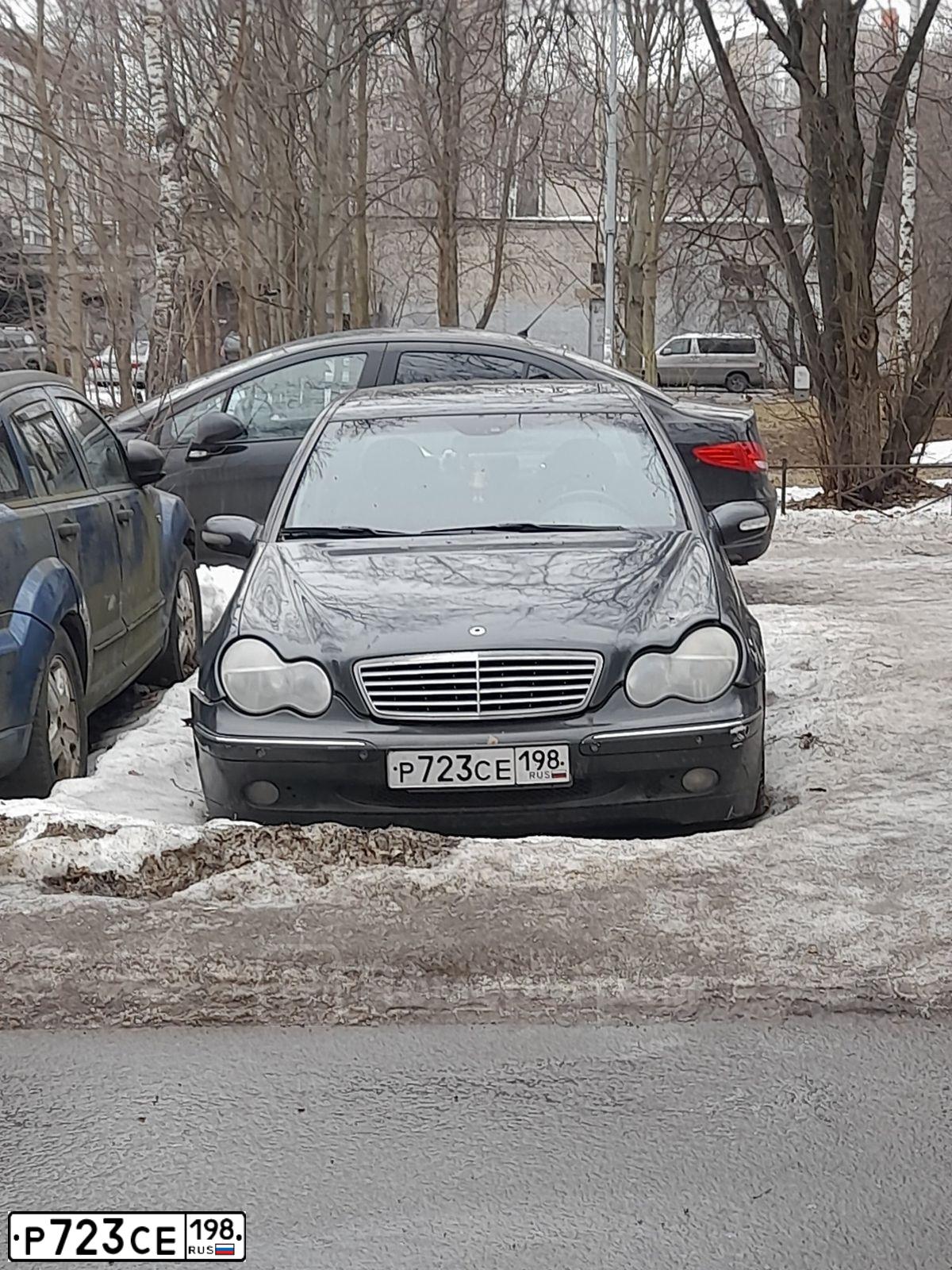 Фото автомобиля MERCEDES C-KLASSE, 2001 — госномер Р723СЕ198. Цвет: СЕРЫЙ