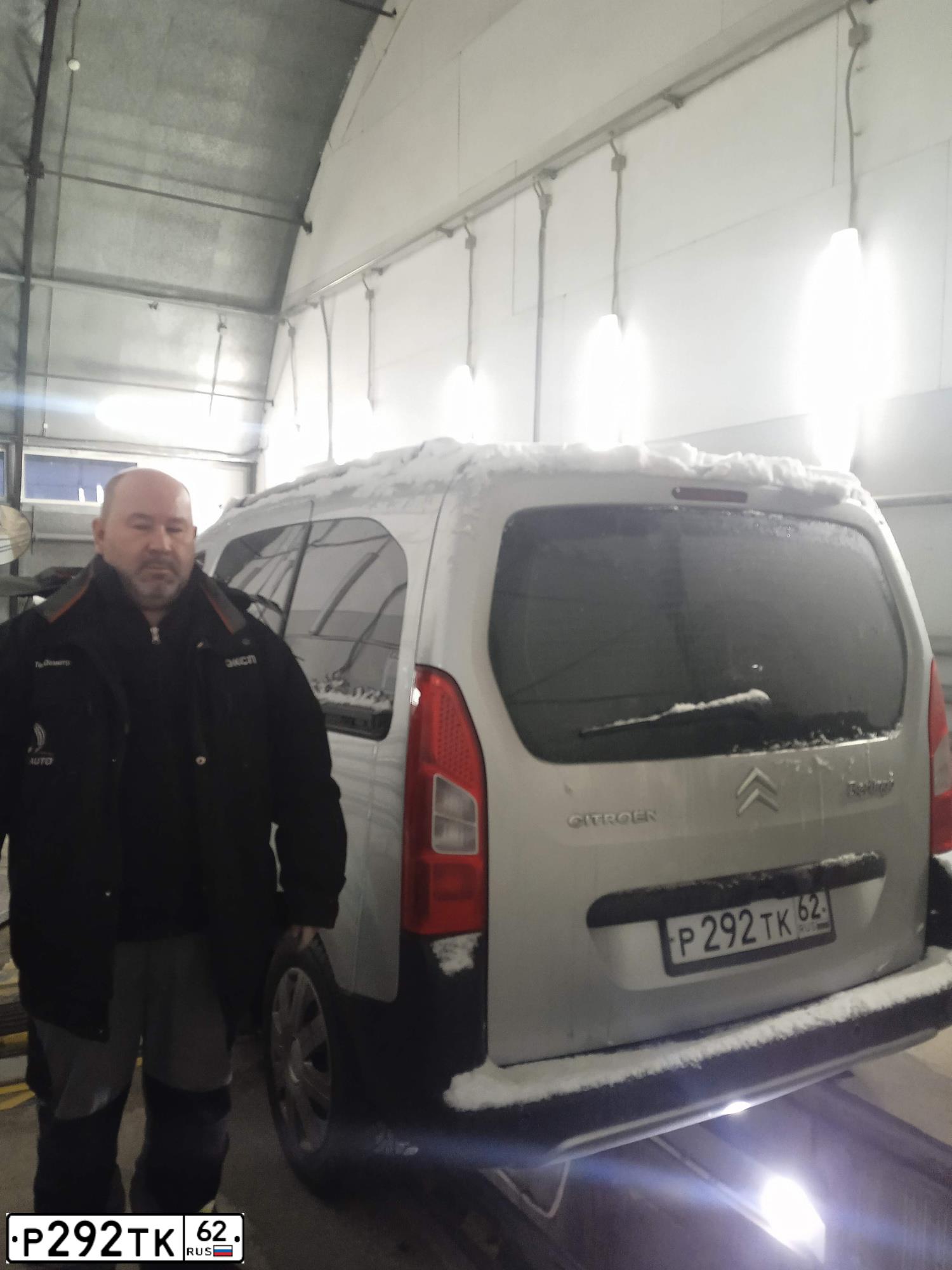 Фото автомобиля CITROEN BERLINGO, 2010 — госномер С444РТ198. Цвет: Серебристый