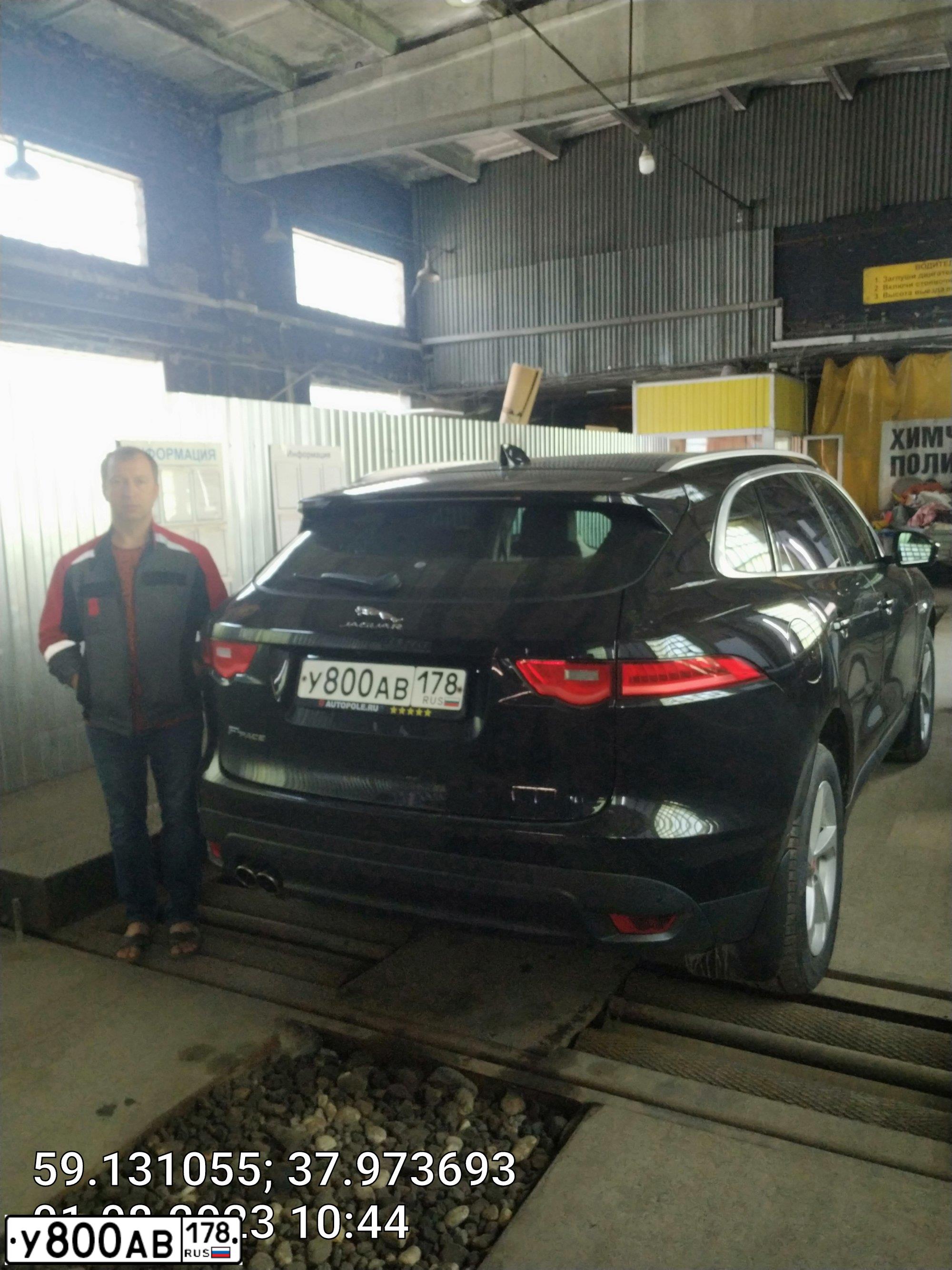 Фото автомобиля JAGUAR F-PACE, 2016 — госномер К444КН35. Цвет: ЧЕРНЫЙ