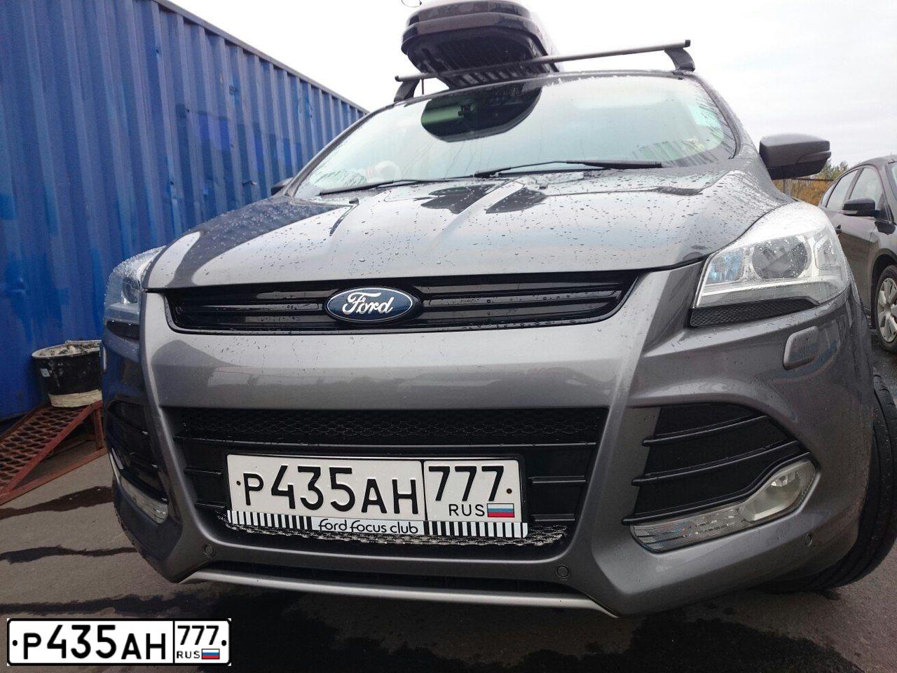Фото автомобиля FORD KUGA, 2013 — госномер О121УА29. Цвет: СЕРЫЙ