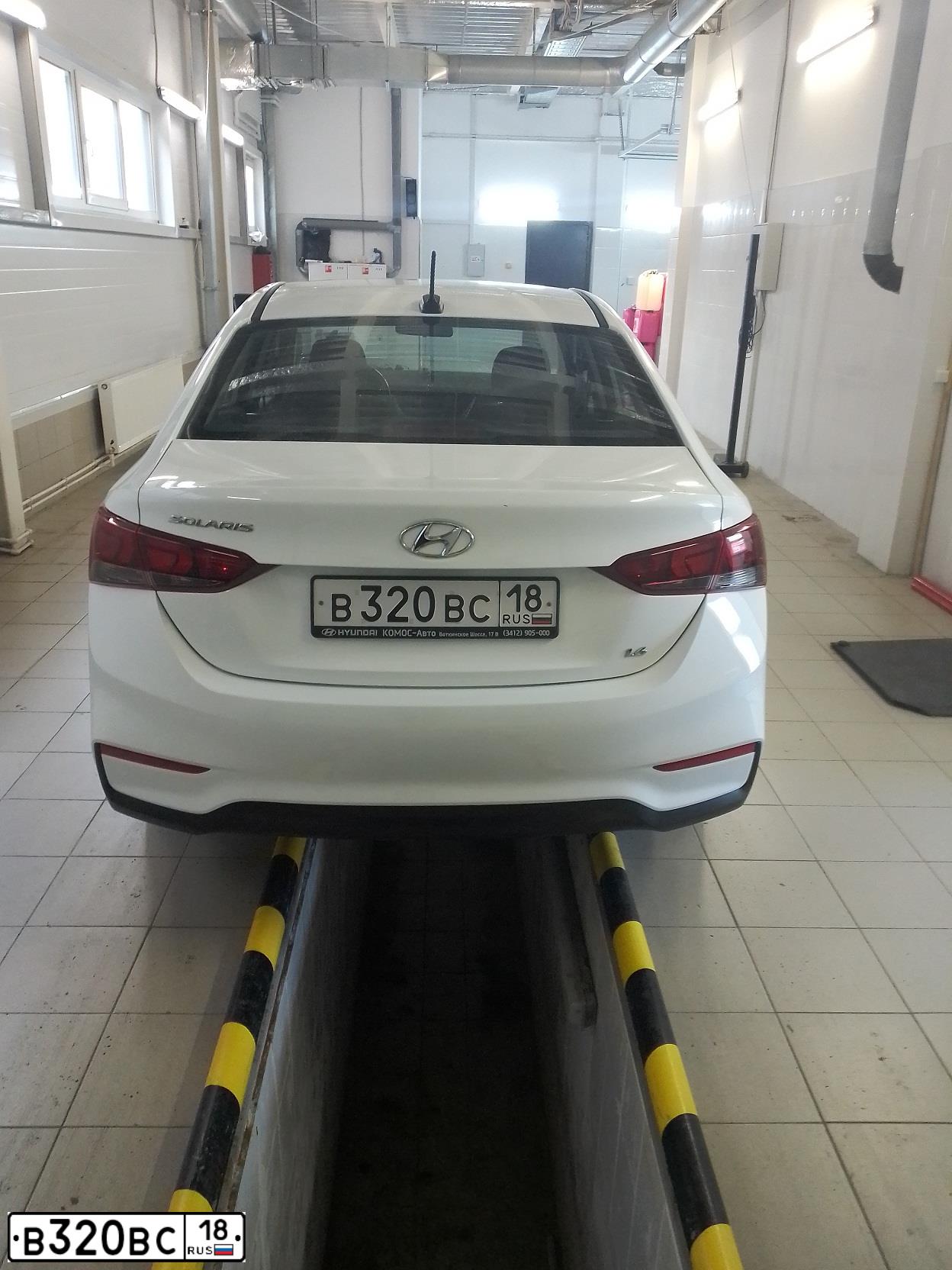 Фото автомобиля HYUNDAI SOLARIS, 2017 — госномер В320ВС18. Цвет: БЕЛЫЙ