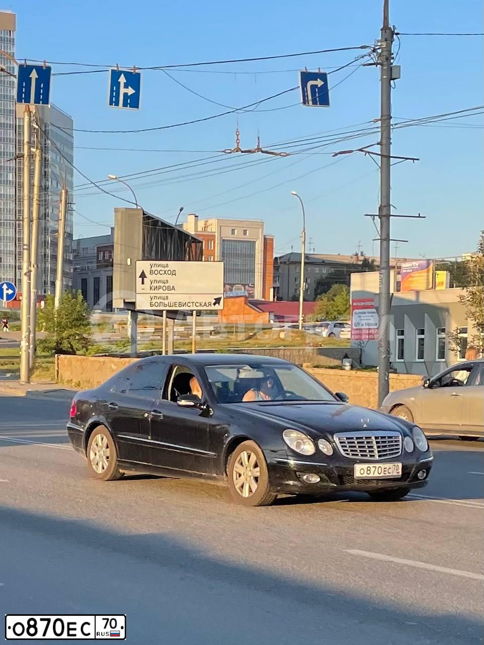 Фото автомобиля MERCEDES E-KLASSE, 2007 — госномер О870ЕС70. Цвет: ЧЕРНЫЙ