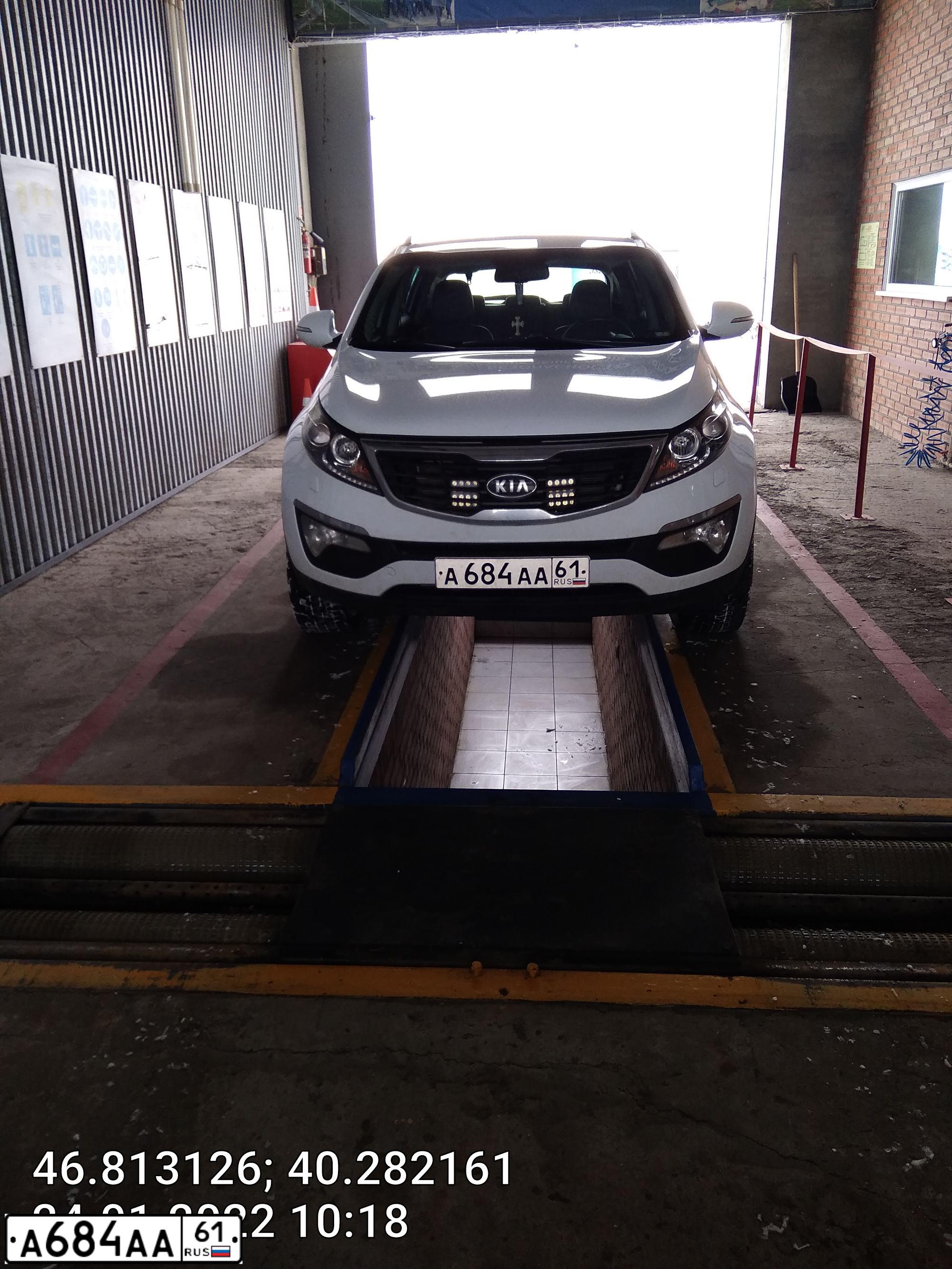 Фото автомобиля KIA SPORTAGE, 2012 — госномер А684АА61. Цвет: Белый