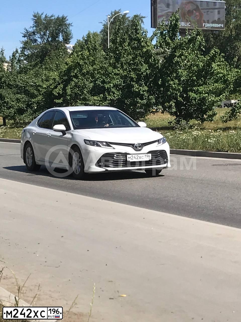 Фото автомобиля TOYOTA CAMRY, 2020 — госномер М242ХС196. Цвет: Белый