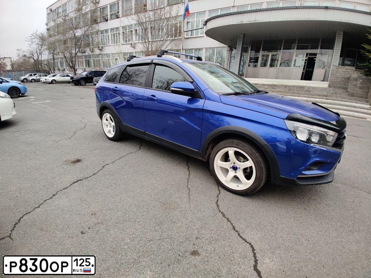 Фото автомобиля LADA VESTA, 2020 — госномер Р830ОР125. Цвет: синий