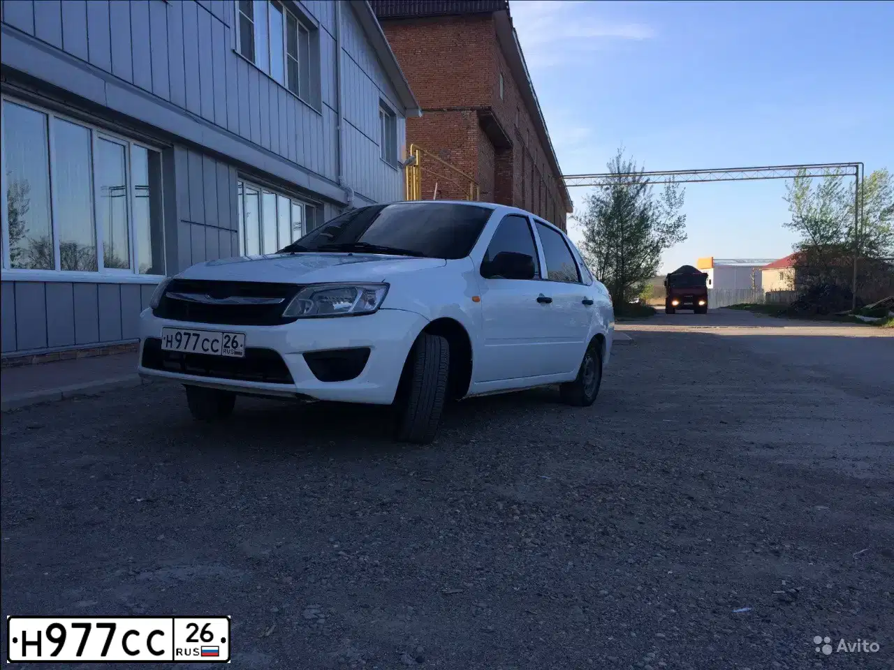 Фото автомобиля LADA 2190 GRANTA, 2012 — госномер Н977СС26. Цвет: БЕЛЫЙ