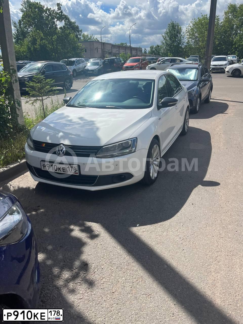 Фото автомобиля VOLKSWAGEN JETTA, 2013 — госномер Р910КЕ178. Цвет: БЕЛЫЙ