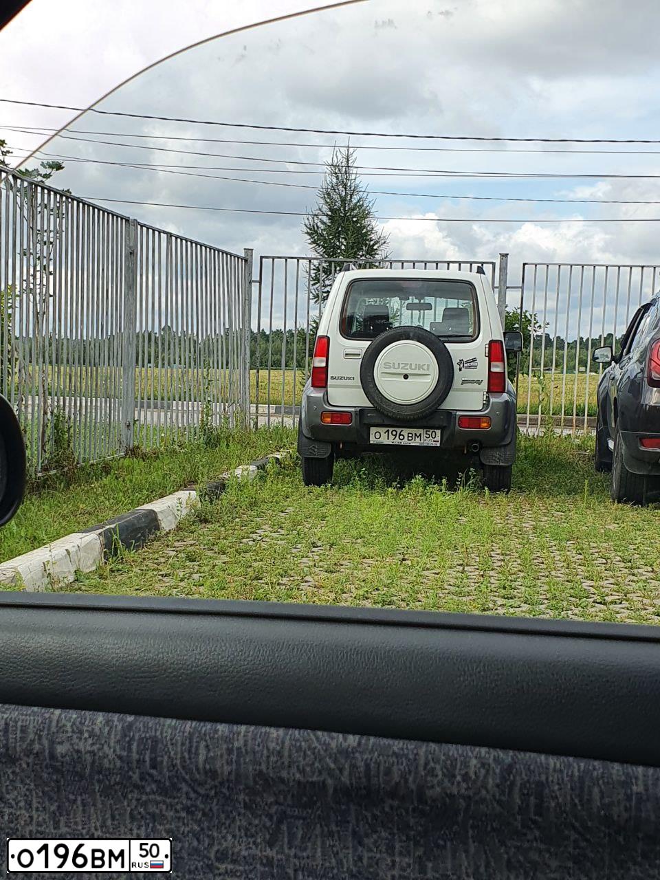 Фото автомобиля SUZUKI JIMNY, 2012 — госномер О196ВМ50. Цвет: БЕЛЫЙ