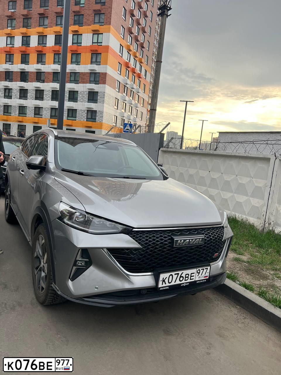 Фото автомобиля HAVAL F7X, 2023 — госномер К076ВЕ977. Цвет: СЕРЫЙ