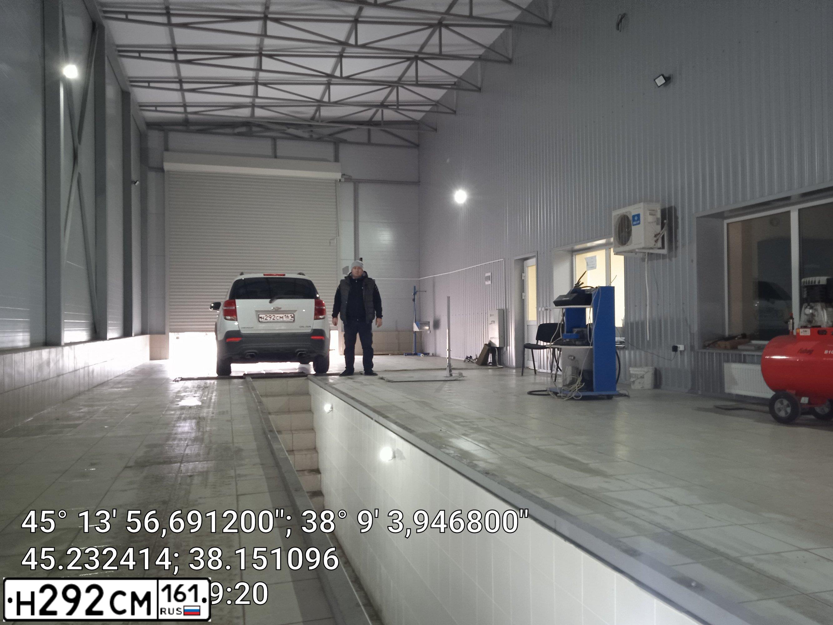 Фото автомобиля CHEVROLET CAPTIVA, 2014 — госномер М970ЕС180. Цвет: Белый